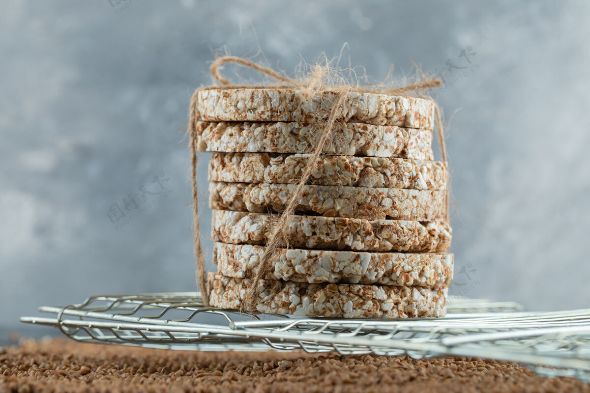 饼干美味的脆面包和生荞麦在金属上种子绳索谷物