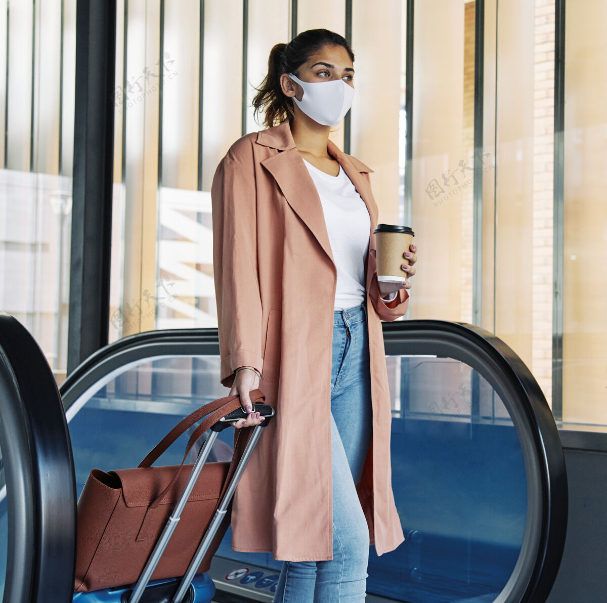 机场大流行期间在机场带着行李和医用口罩的女人咖啡医疗口罩口罩