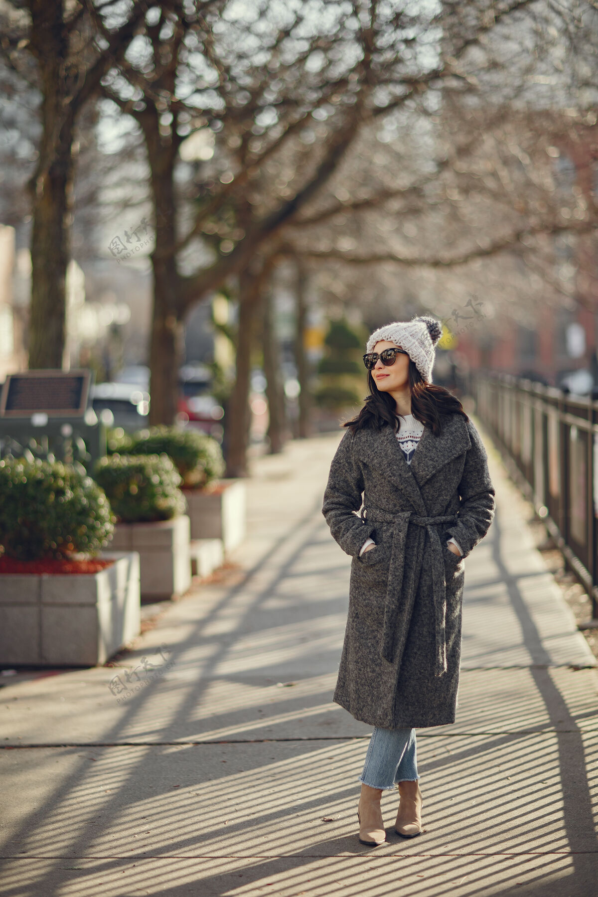 领域优雅的女孩走在冬天的城市里街道成人美丽