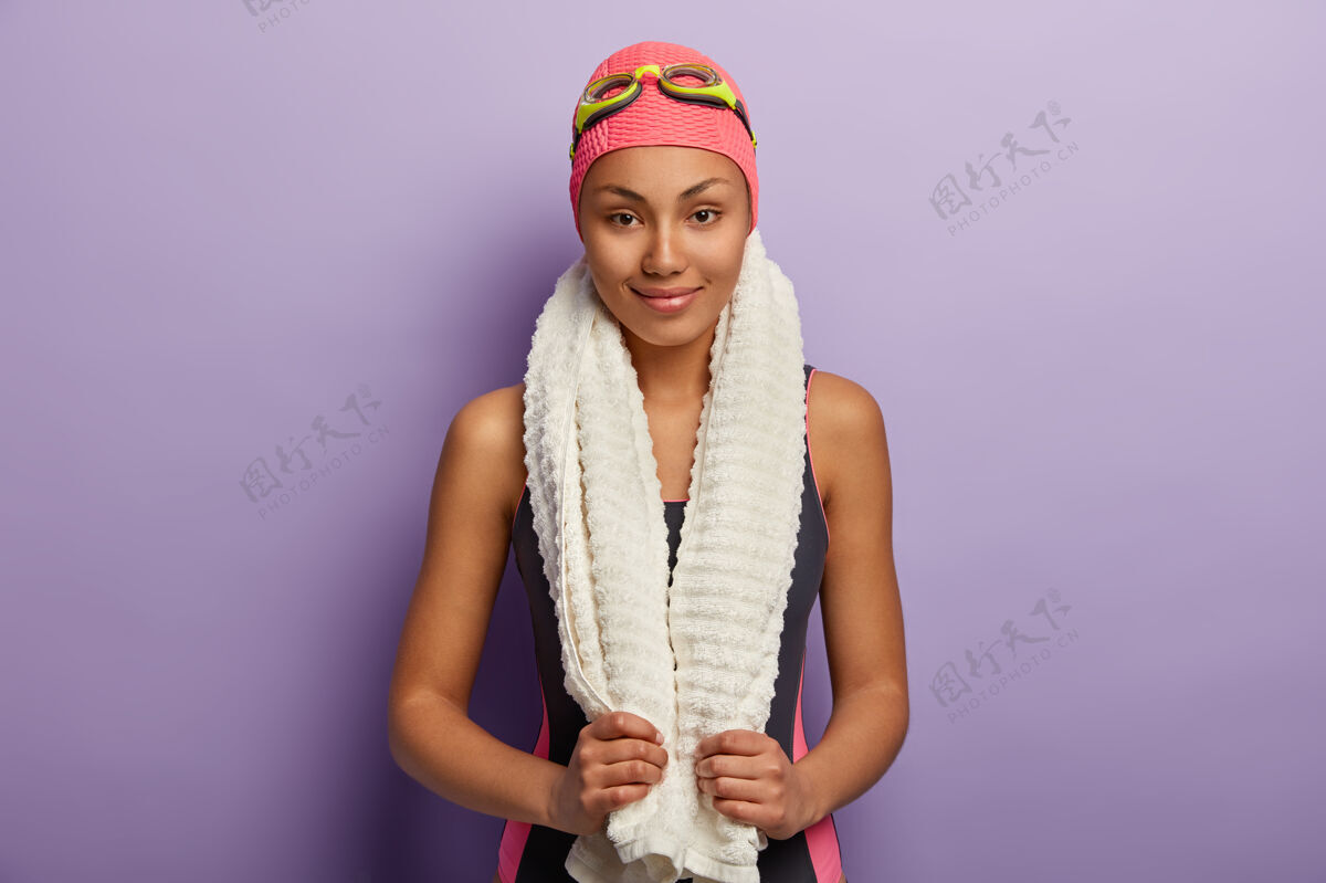 水平满意的职业女游泳运动员横拍脖子上有白毛巾 参加运动节运动浴衣度假村