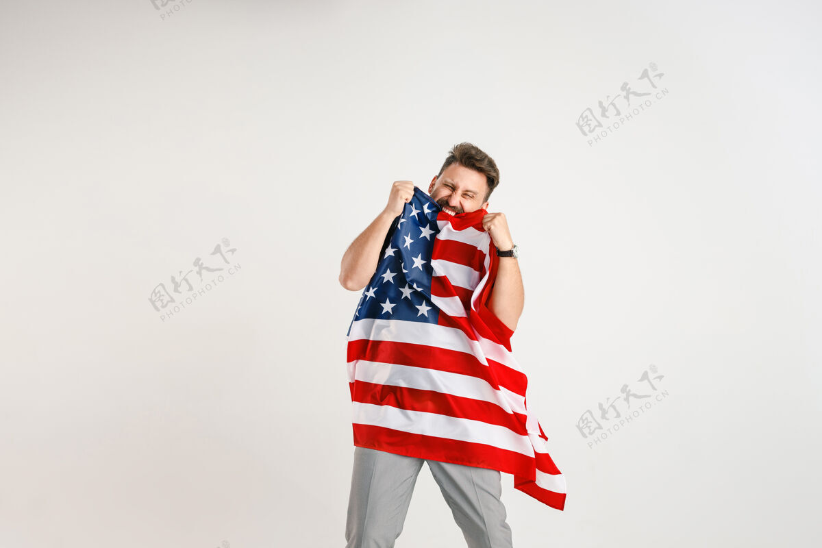 美国拿着美国国旗的年轻人独立搞笑国旗