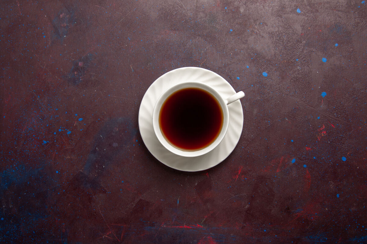 生的顶视图茶杯内盘和茶杯上底色为深色茶饮彩色照片甜美茶碟里面饮料