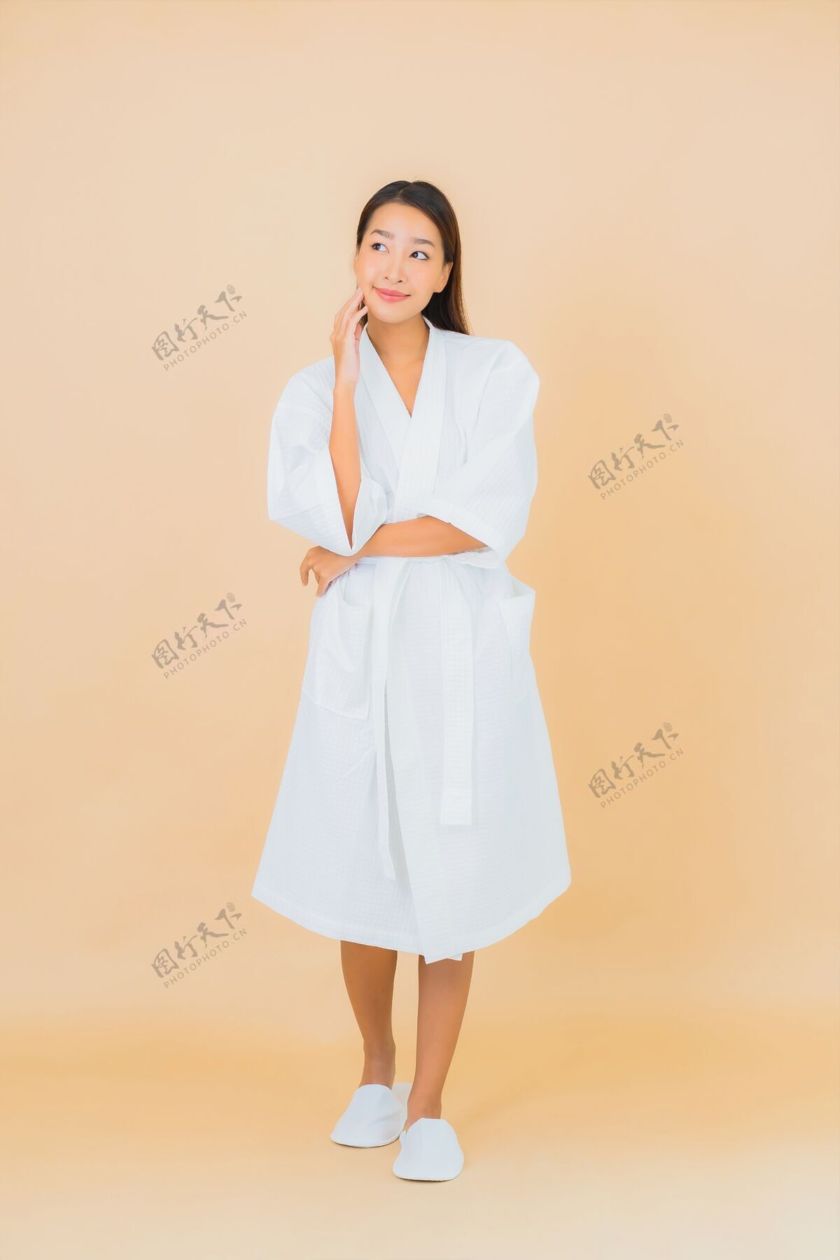 淋浴肖像美丽的亚洲年轻女子穿着米色的微笑浴袍浴室清洁韩国