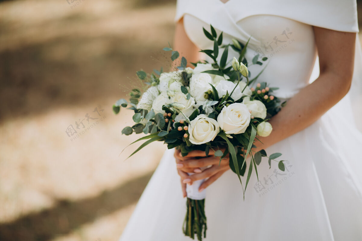 传统新娘手持她的婚礼花束仪式新娘开花