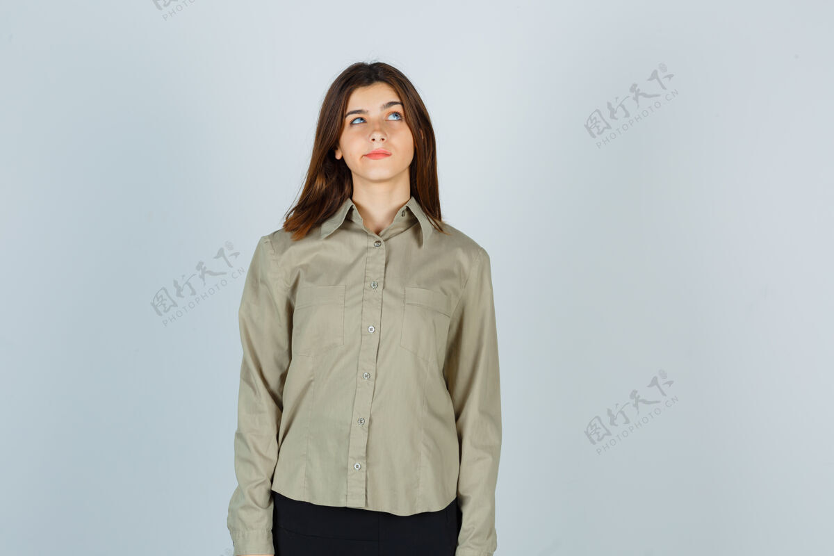 眼镜年轻女性穿着衬衫翘起嘴唇仰望的画像一个人衬衫人