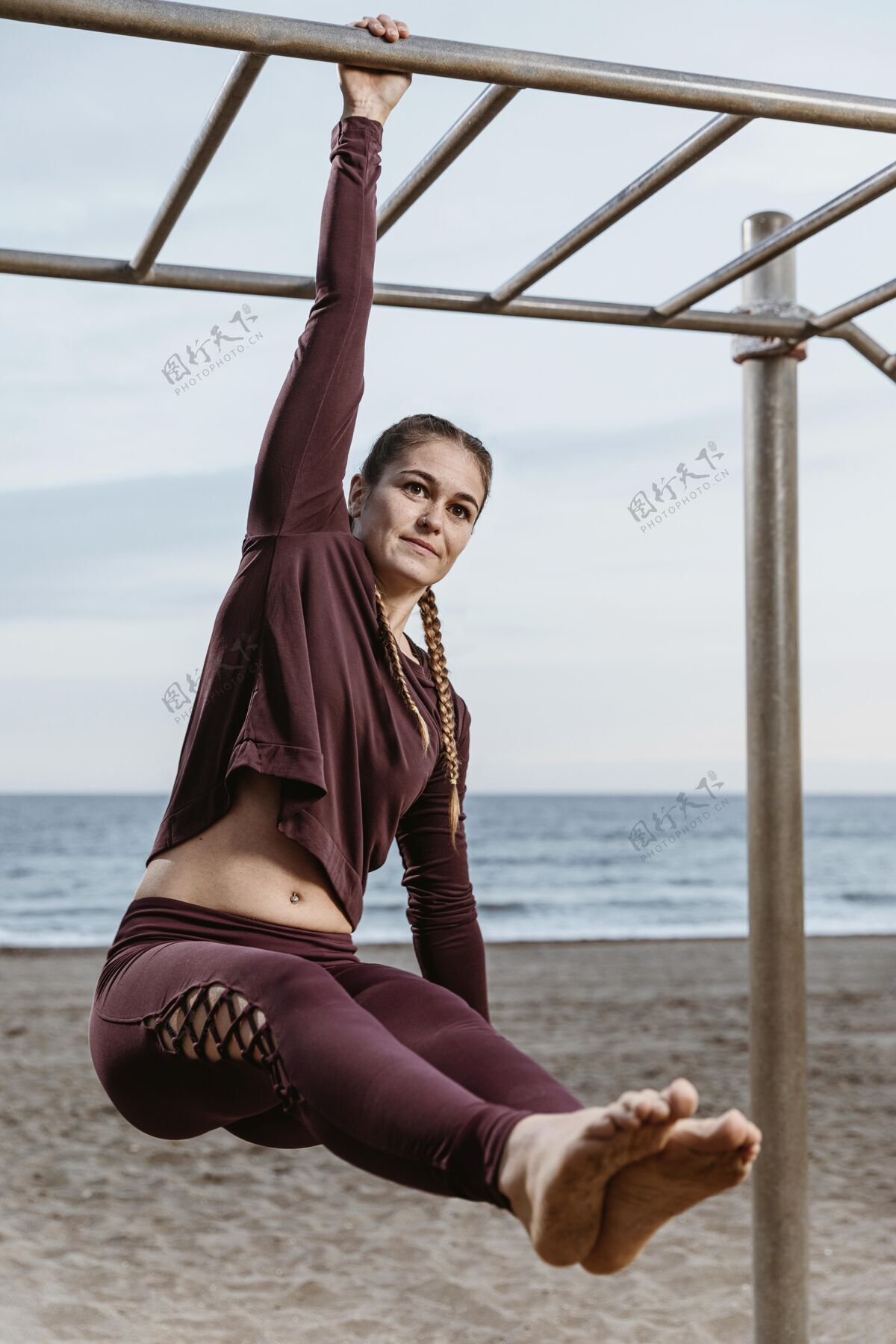 女子活跃的女人在海边锻炼健身运动体育锻炼