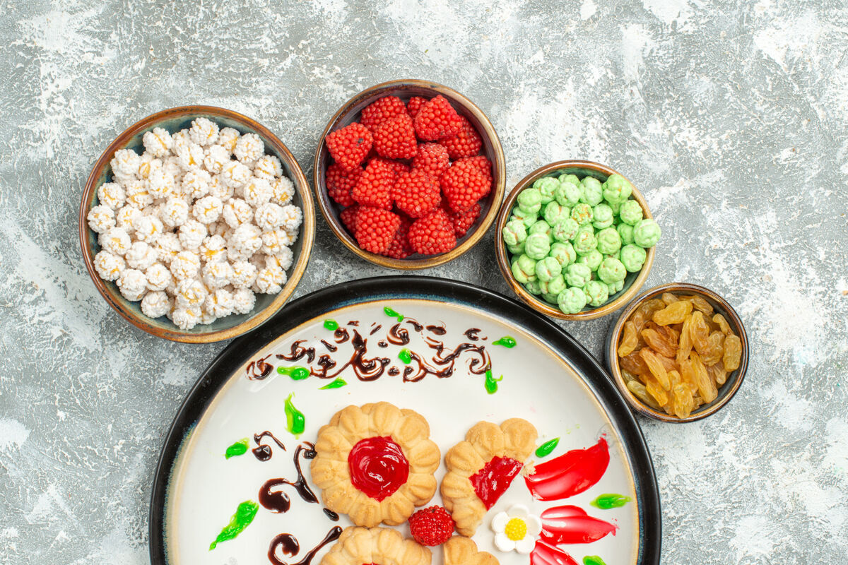 美食俯瞰美味的甜饼和糖果的白色美味健康饮食