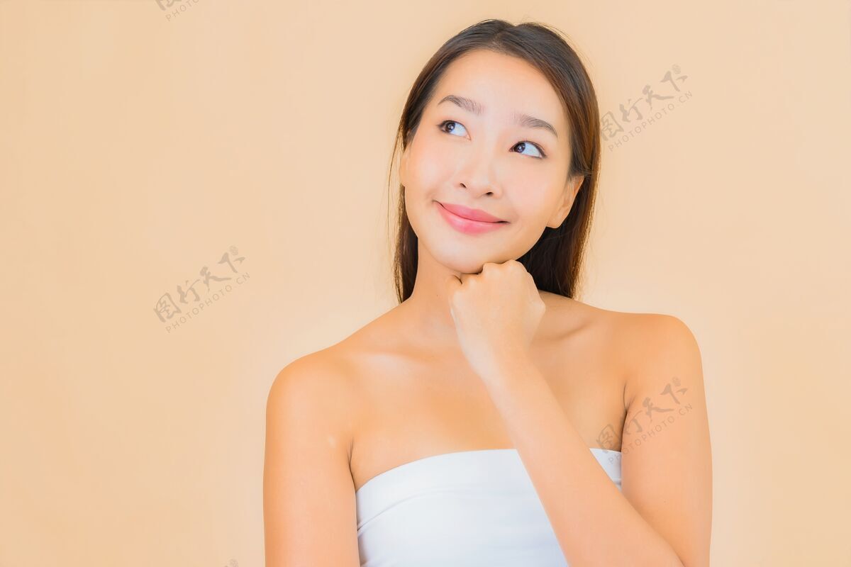 衰老肖像美丽的年轻亚洲女子在温泉与自然化妆米色治疗时尚皮肤护理