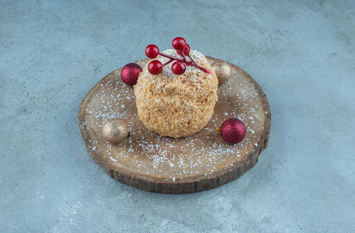 甜点松鼠蛋糕装饰圣诞饰品在大理石板上松鼠糕点糖