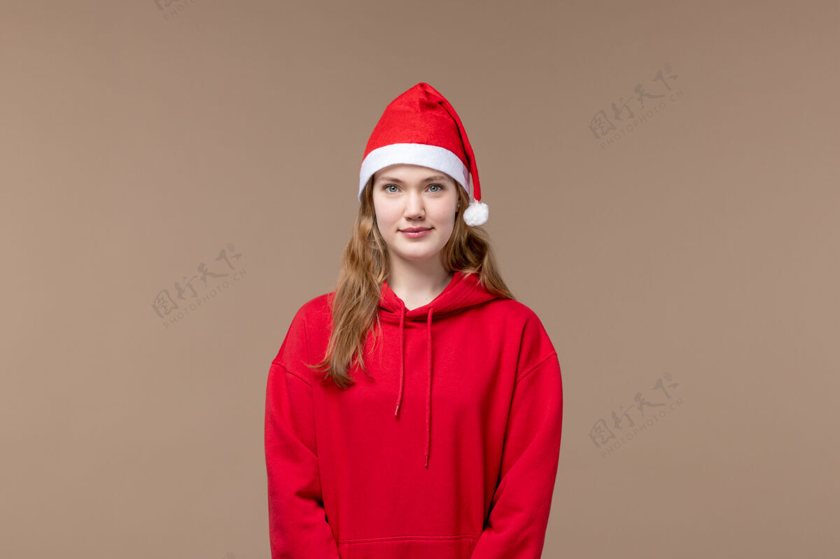 前面前视图圣诞女孩与红色斗篷棕色空间人微笑圣诞女孩