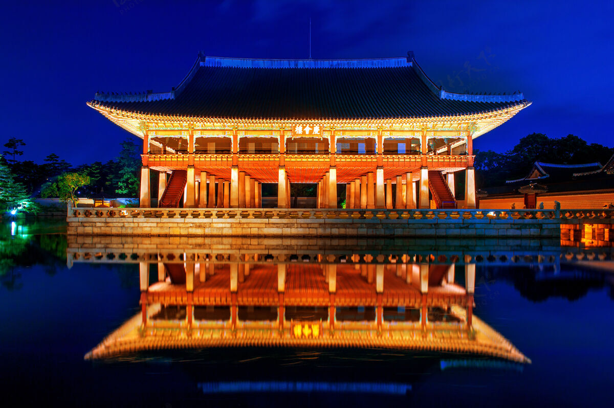 地标晚上在韩国首尔的庆功宫历史照明地面