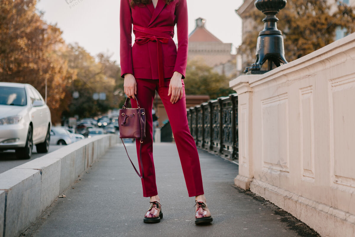 户外近距离时尚细节时尚女人穿紫色西装走在城市街头 春夏秋季时尚潮流手袋女性夹克魅力