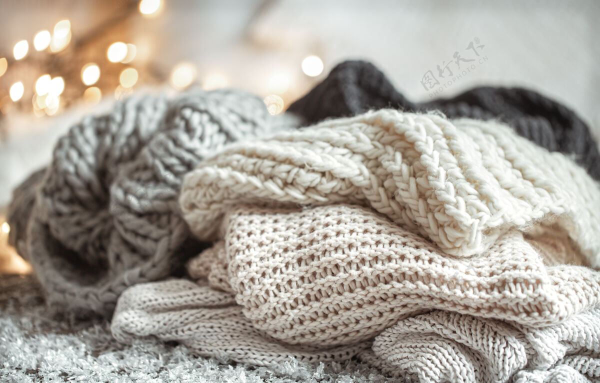 Bokeh舒适的冬季构成与针织物上的模糊背景与波基面料柔软模糊