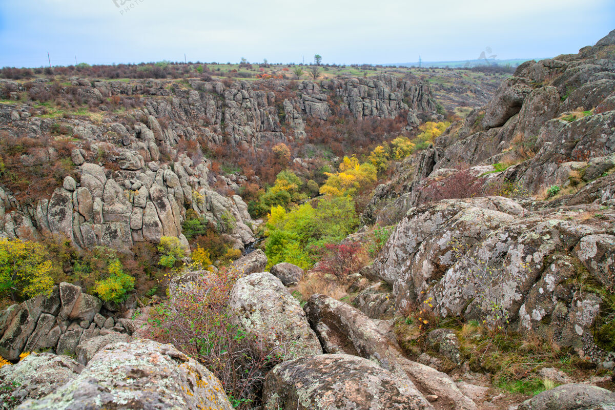 巨石乌克兰阿克托夫斯基峡谷秋树和大石头环绕地质夏天季节