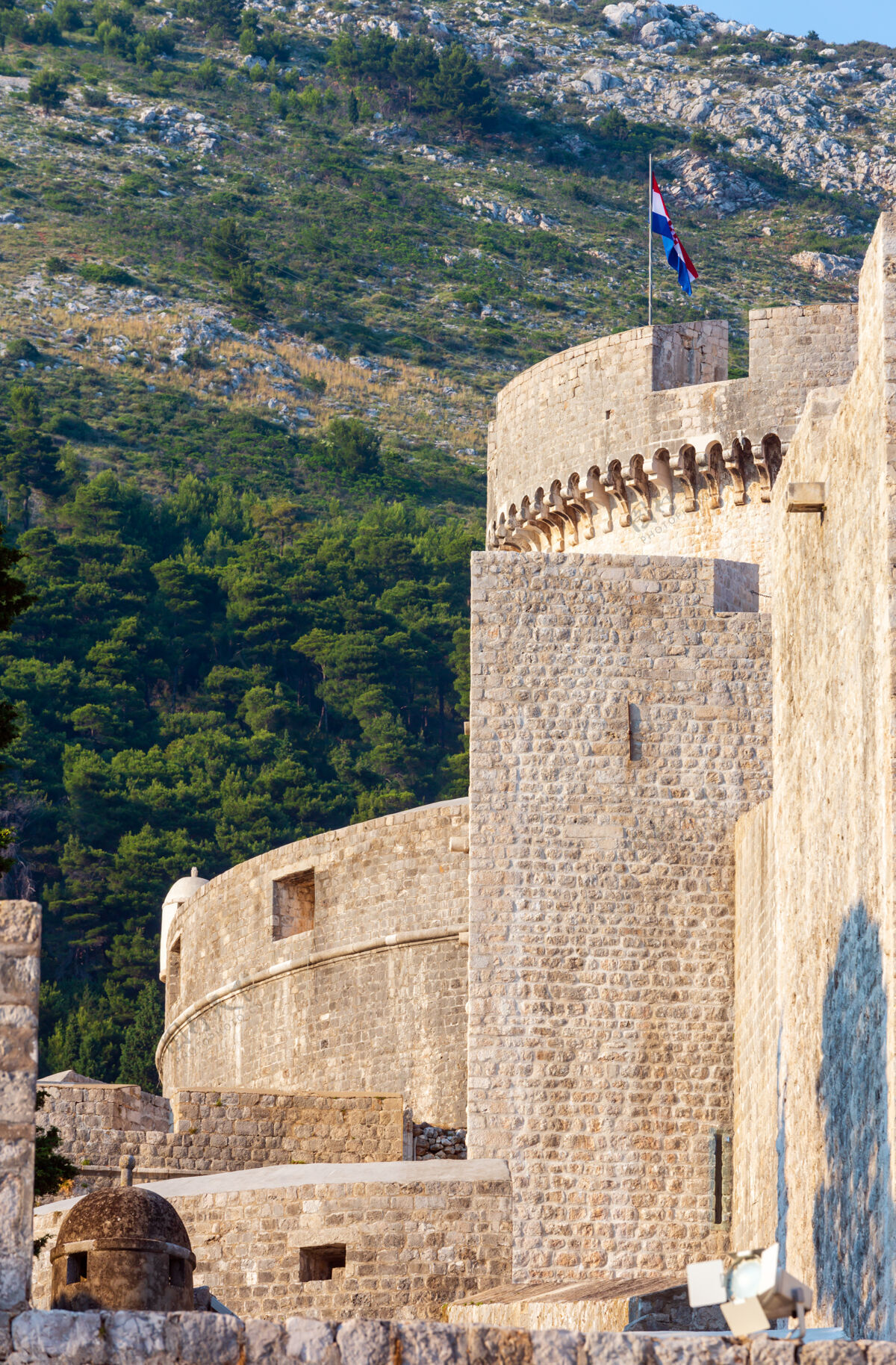 山杜布罗夫尼克古城要塞和挂着克罗地亚国旗的明塞塔旗堡垒堡垒