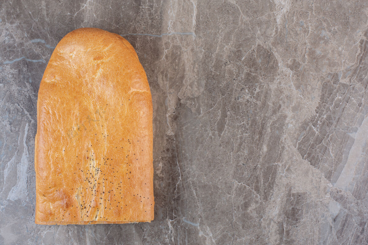 商品在大理石上整齐地切成半片的坦杜里面包面粉视图顶部视图