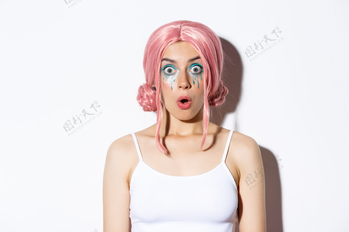 漂亮画一个戴粉红色短假发的女孩肖像女人味魅力