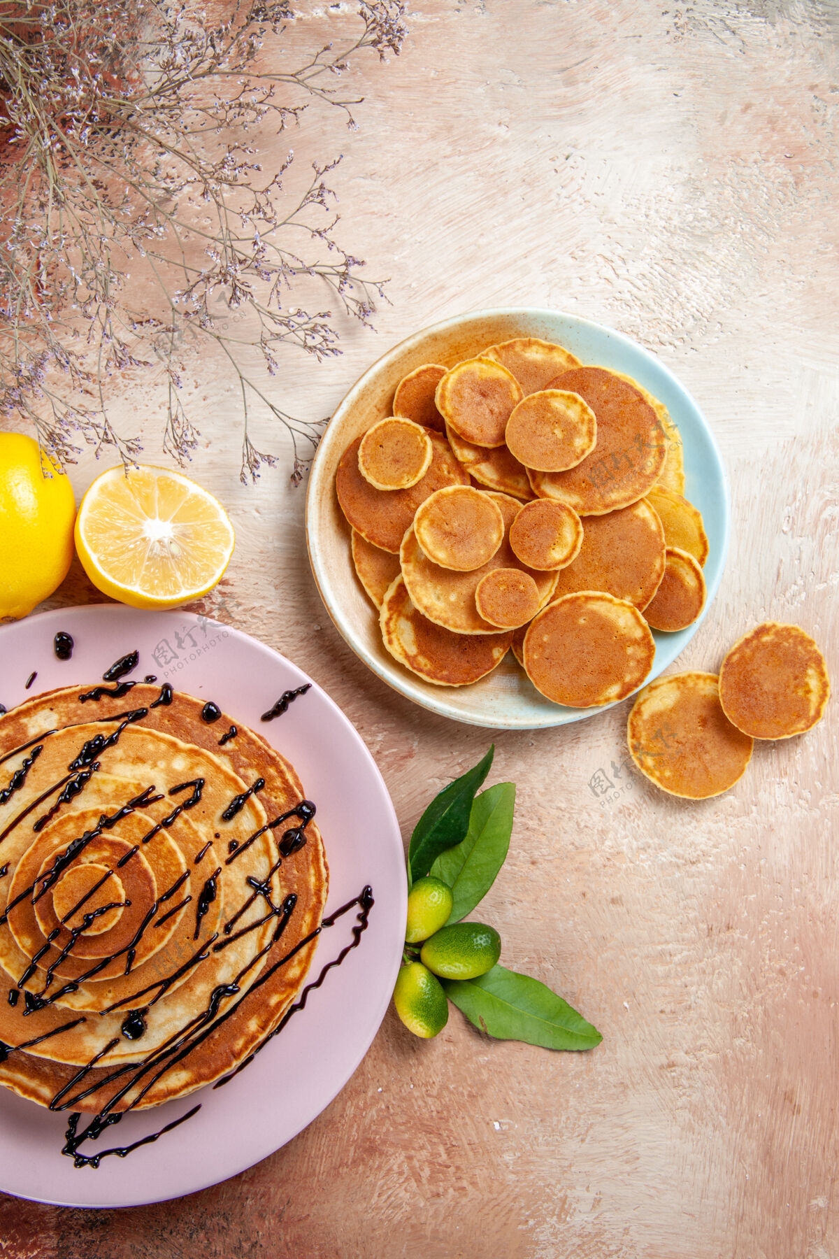 可食用坚果简单和装饰经典的水果煎饼上五颜六色的垂直视图坚果蛋糕经典