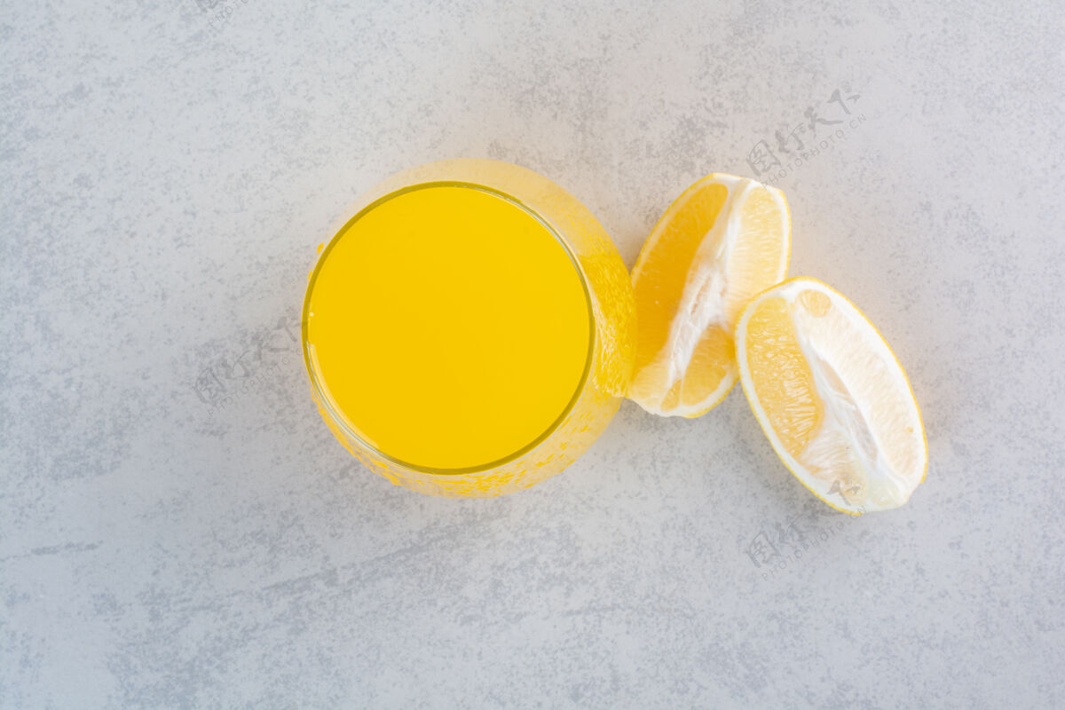 切片一杯新鲜的柠檬水 灰色的柠檬片饮料视图柑橘