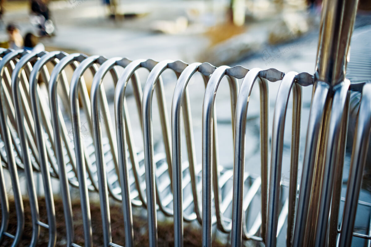 铁在街道结构上相互平行排列的近距离街道长凳金属管耐候材料和现代工业设计的概念街道金属铝