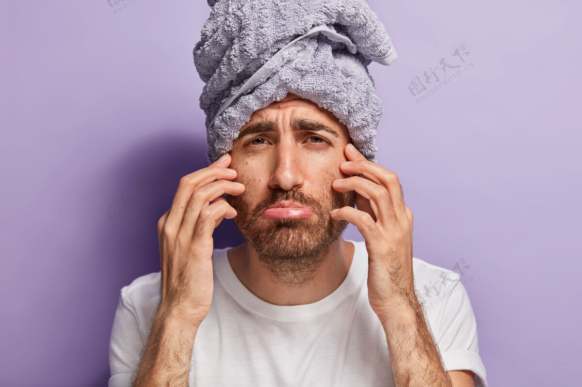 胡茬不满意男人的特写镜头碰到脸 在spa程序后有不好的感觉 头上戴毛巾水疗卫生不满意