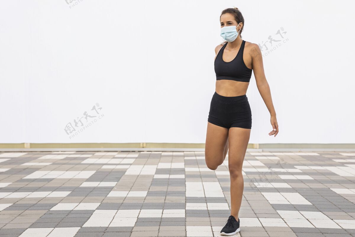 健身戴着面具的全副武装的女人运动健身身体