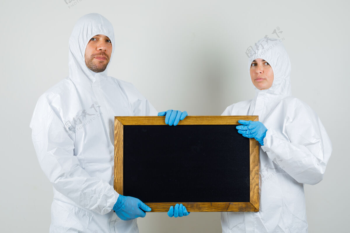 医药两个医生穿着防护服 戴着手套拿着黑板 看上去很自信医疗专家医院
