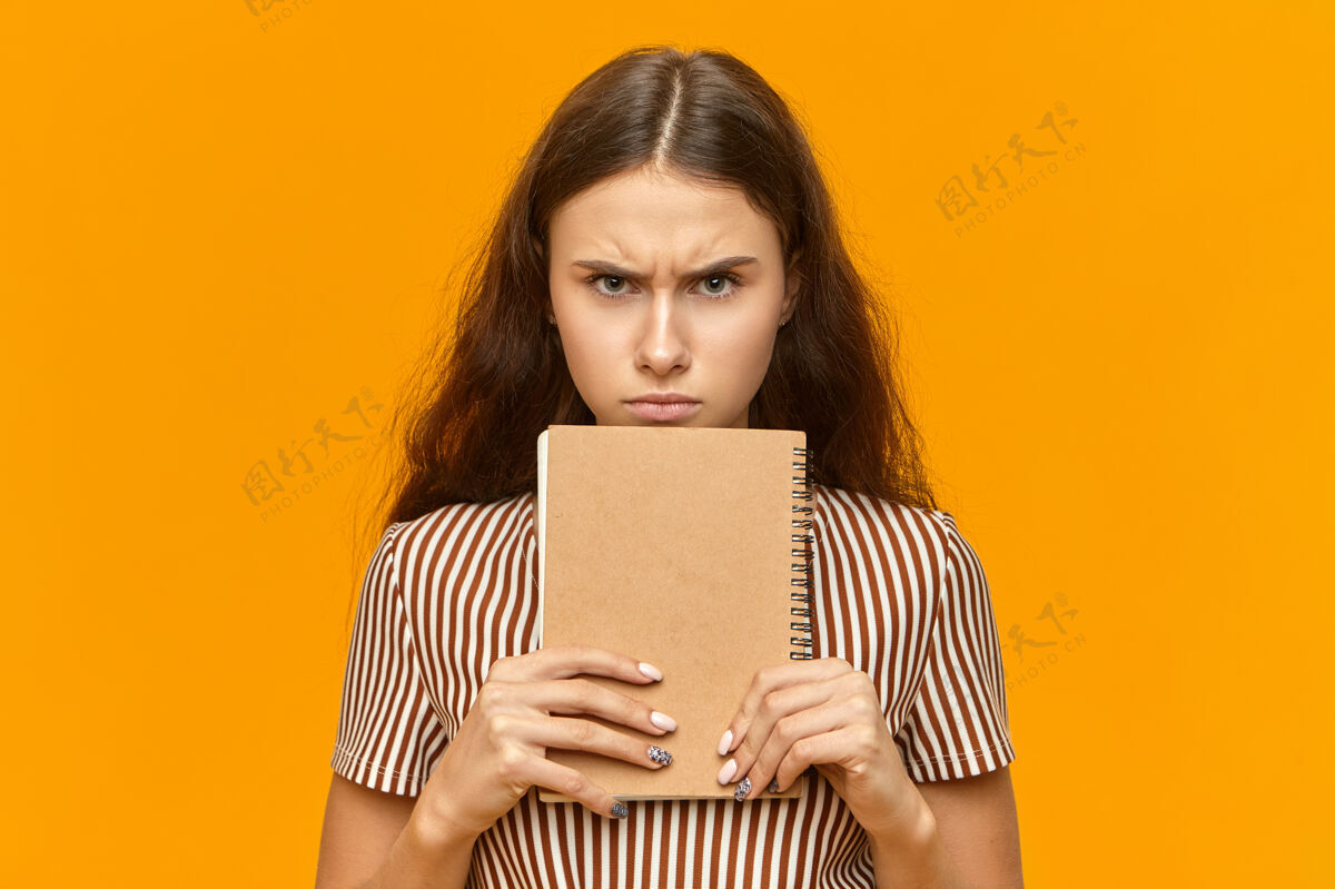 书籍一个脾气暴躁的少女 长着一头蓬松的头发 脸上拿着日记教育大学写作