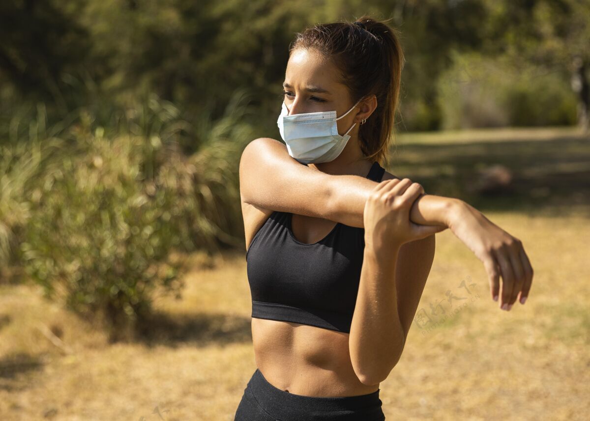 运动戴着面具的中枪女人医疗面罩健身水平