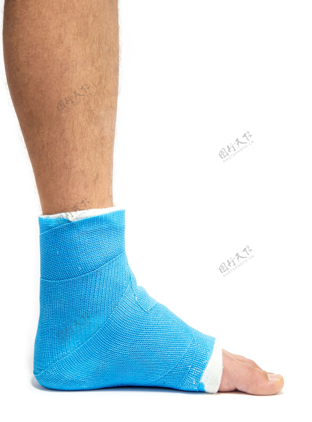 腿蓝色夹板脚踝绷带腿上的男性患者白色背景上铸造孤立运动损伤的概念脚踝绷带扭伤