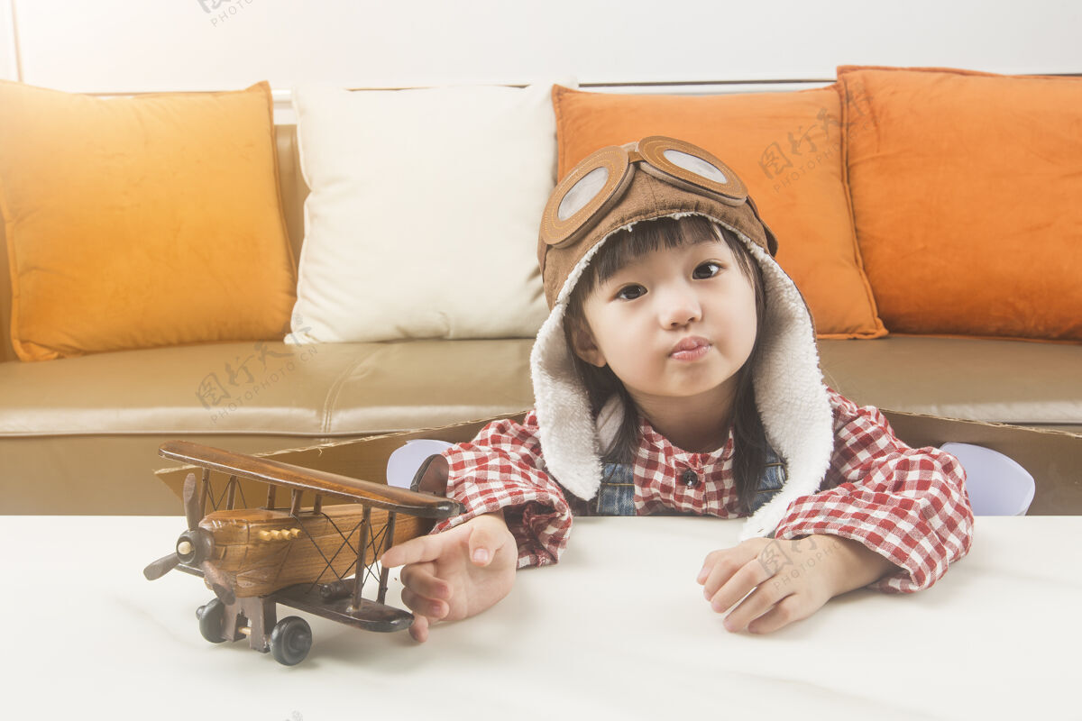 女孩梦想和旅行的概念孩子扮演飞行员的角色 梦想着飞上太空头盔想象眼镜