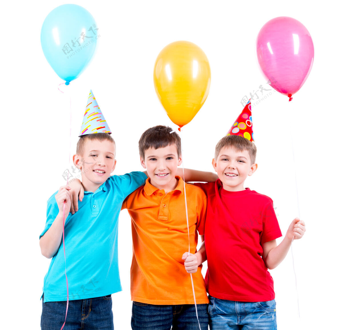 青少年三个带着彩色气球和派对帽的小男孩的肖像-被隔离在白色的椅子上孩子男孩派对