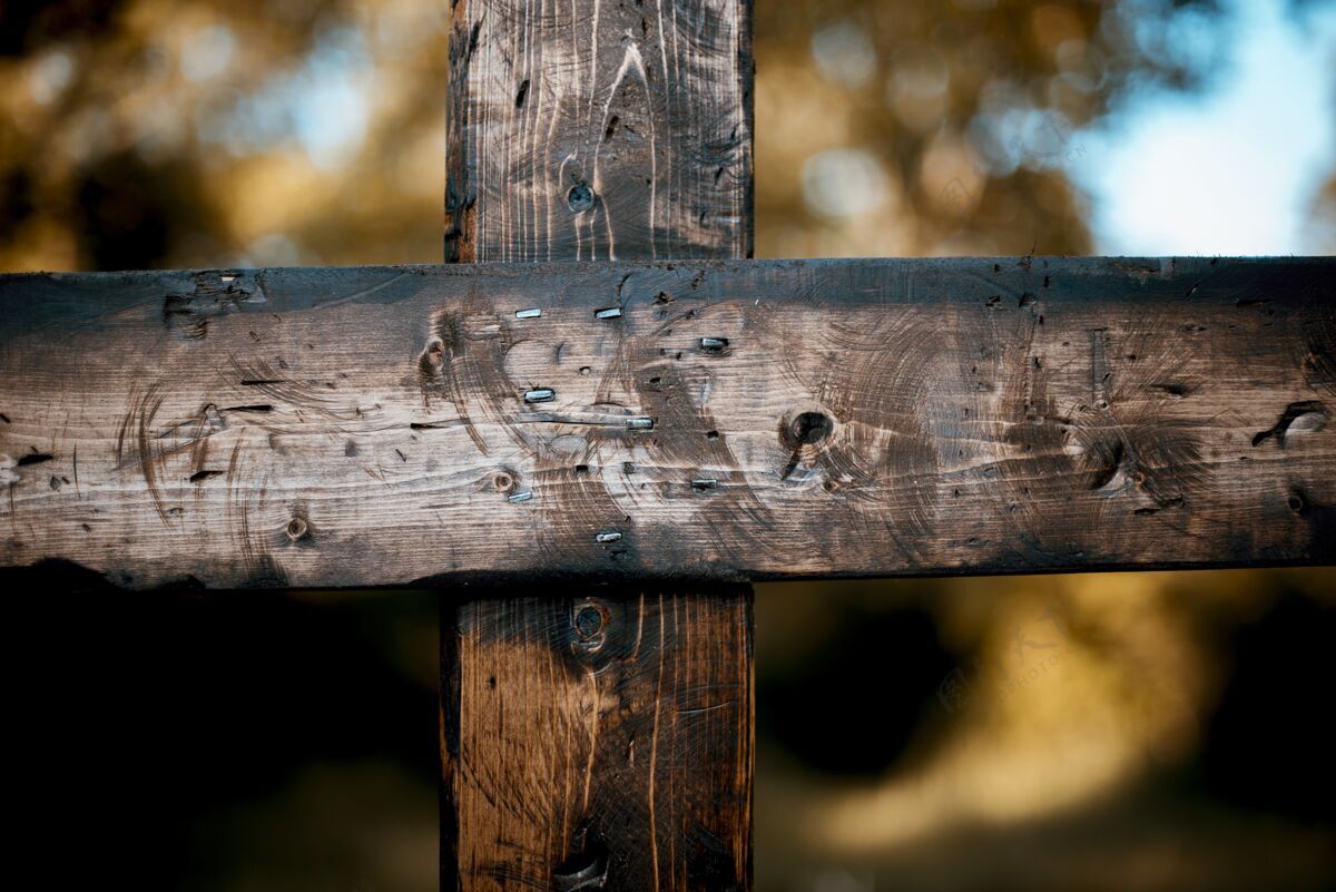 切片烧焦的木十字架特写镜头基督森林天空