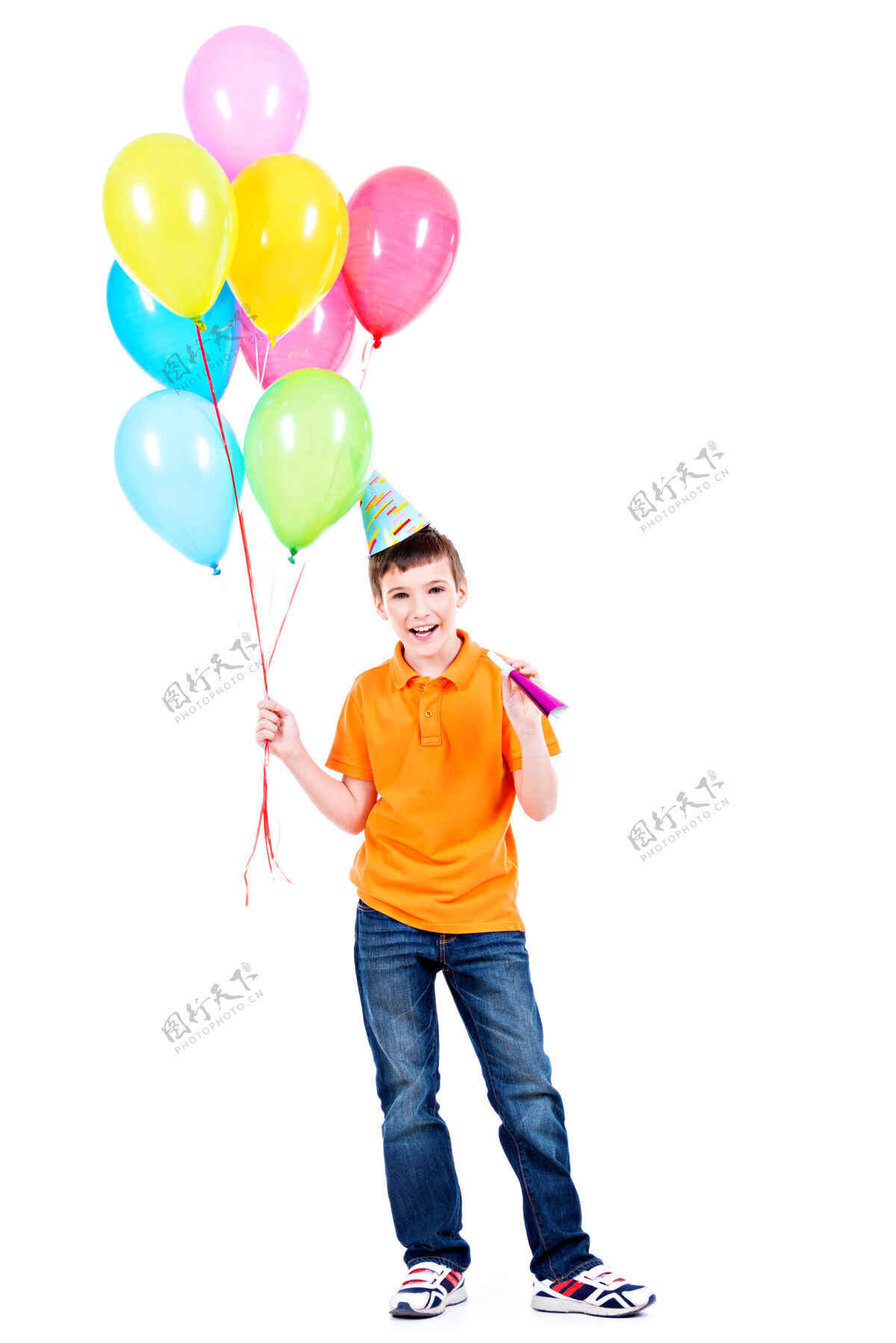吹风机快乐微笑的男孩穿着橙色t恤 手里拿着五颜六色的气球-孤立在一个白色的派对吹五颜六色