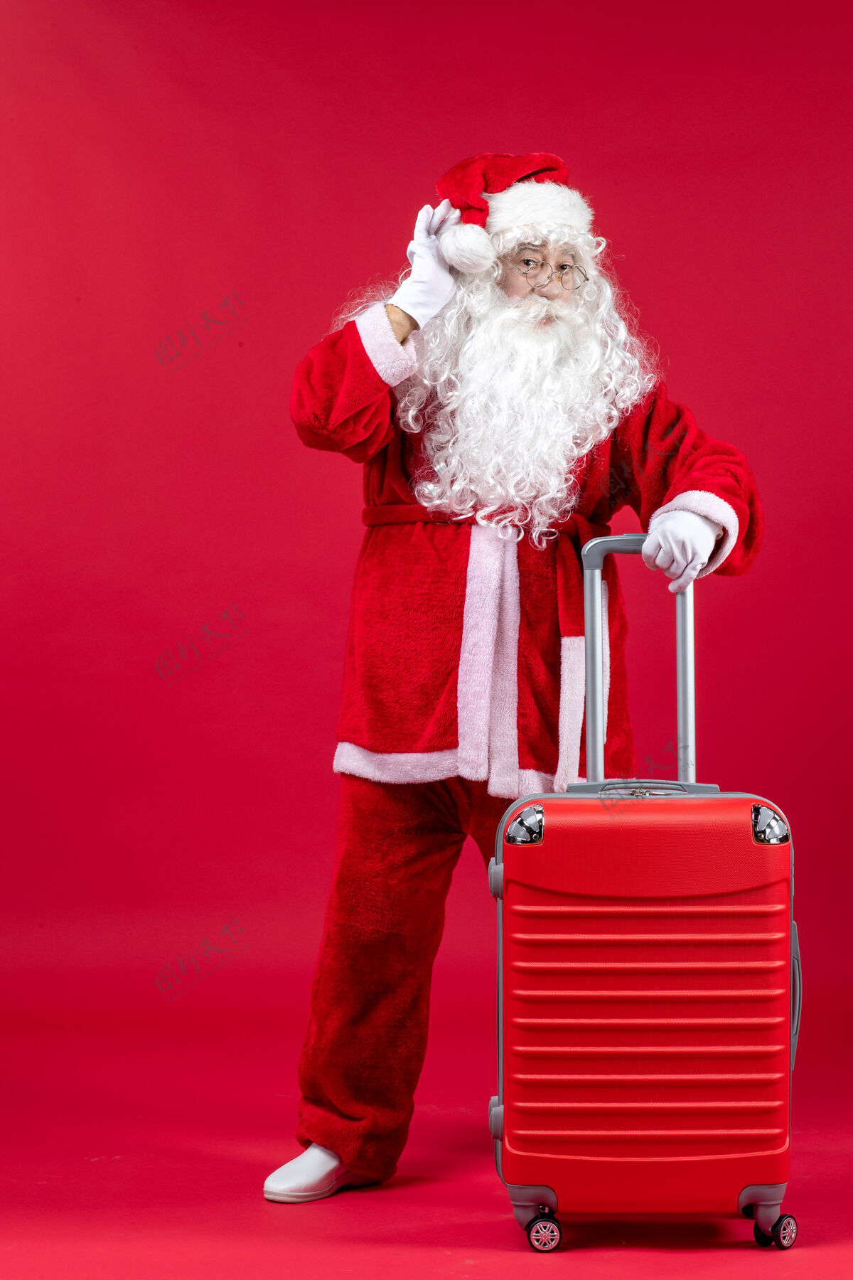 成人红墙上的圣诞老人和他的红包的正视图前面圣诞老人包