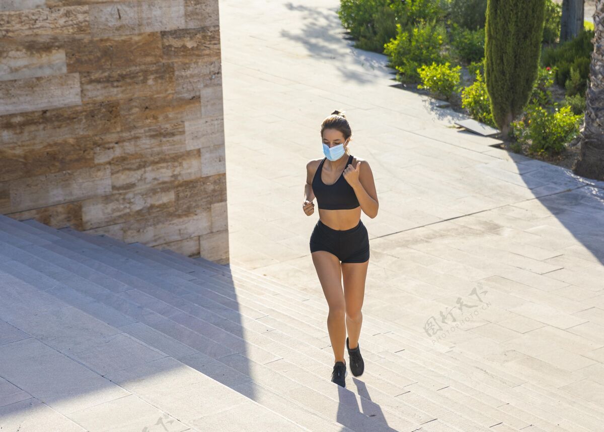 水平一个带着面具跑的女人慢跑生活方式运动
