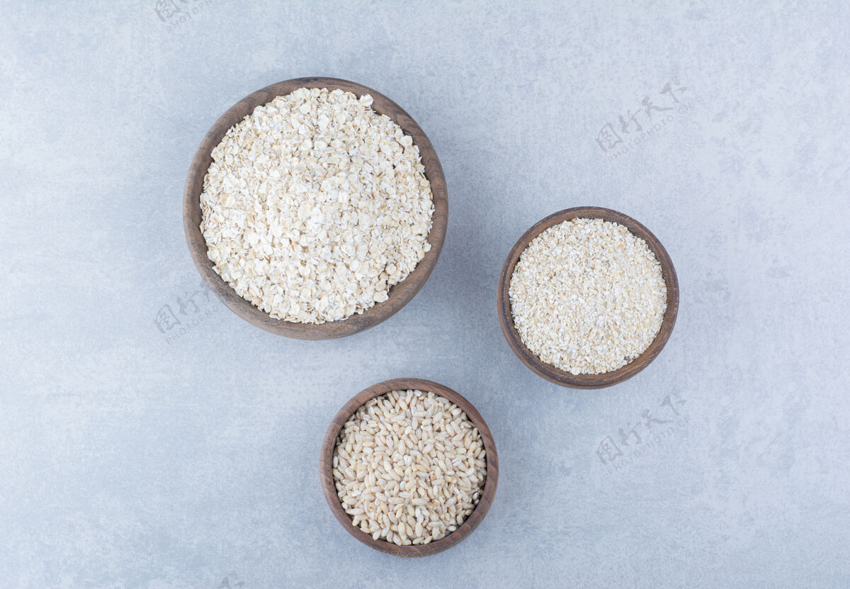 配料在大理石背景上 将各种白色谷物制品装入木碗中薄片米饭营养