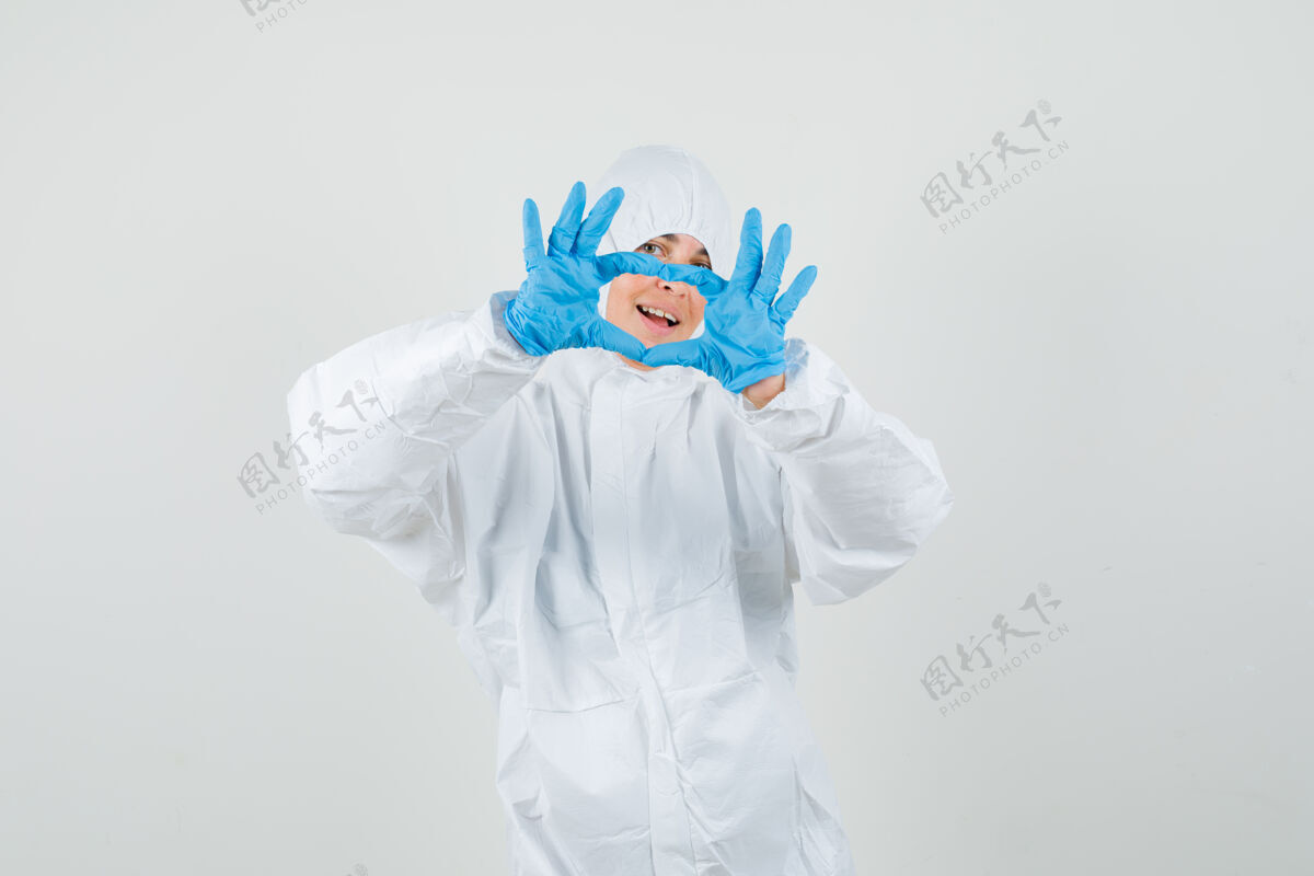 前面女医生穿着防护服 戴着手套 看起来很开心女性健康医院