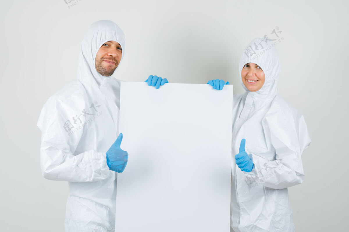 医药两个医生穿着防护服 戴着手套拿着空白帆布年轻西装肖像