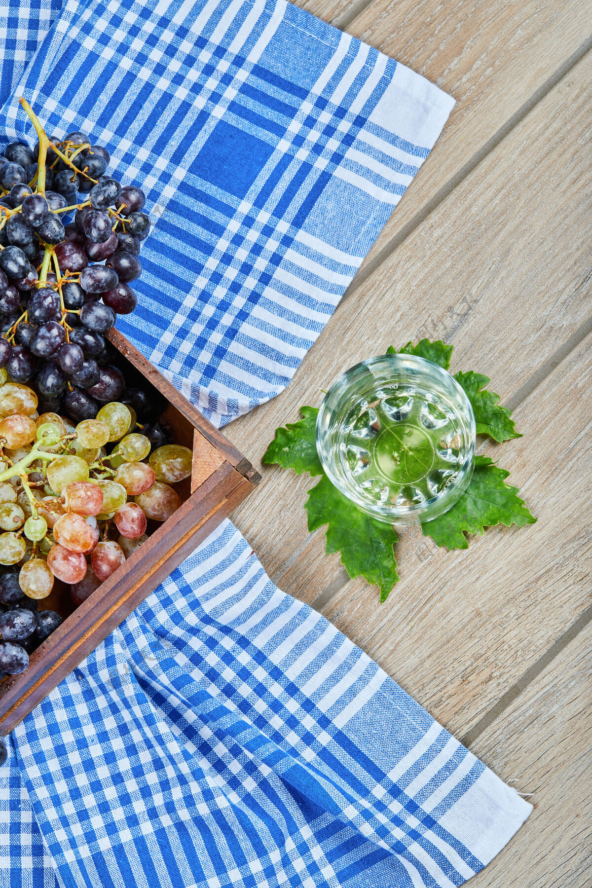 食物木篮里放着一串葡萄 木桌上放着一杯葡萄酒高质量的照片葡萄酒精篮子