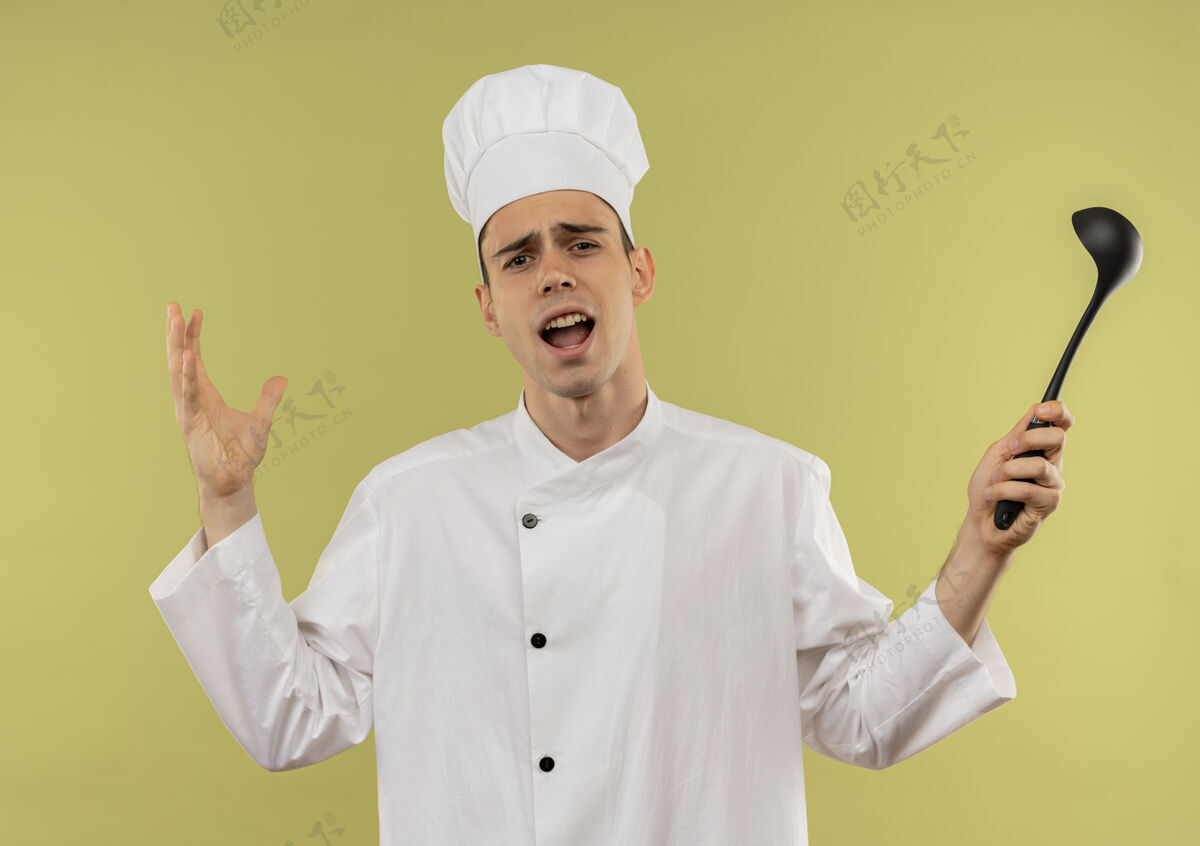 厨师穿着厨师制服的年轻男厨师摊开双手拿着勺子男拿着戴着