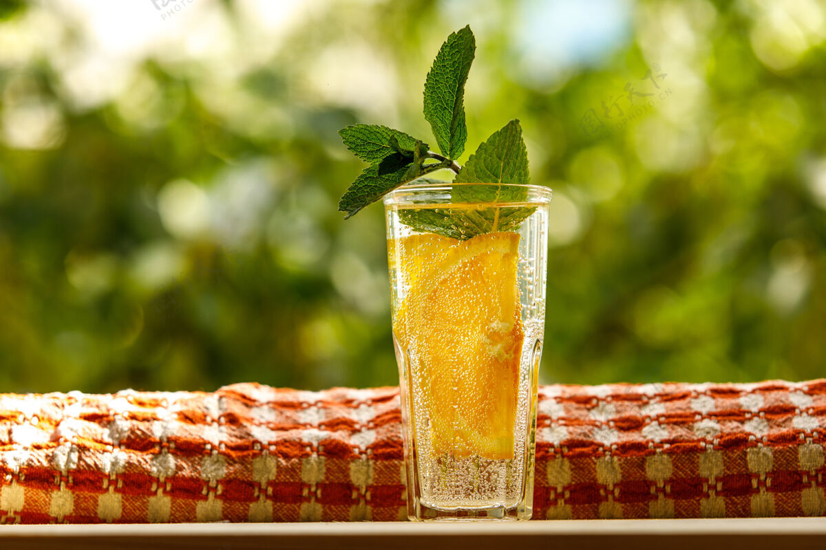 罐子柠檬水和薄荷放在杯子里夏日花园柑橘物体冷冻