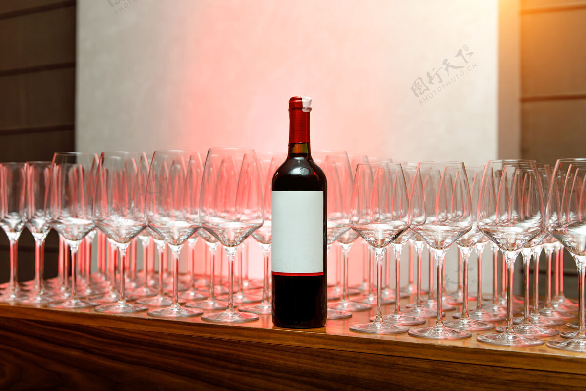 餐厅活动餐饮上的红酒一瓶 空酒杯不少水晶玻璃杯室内