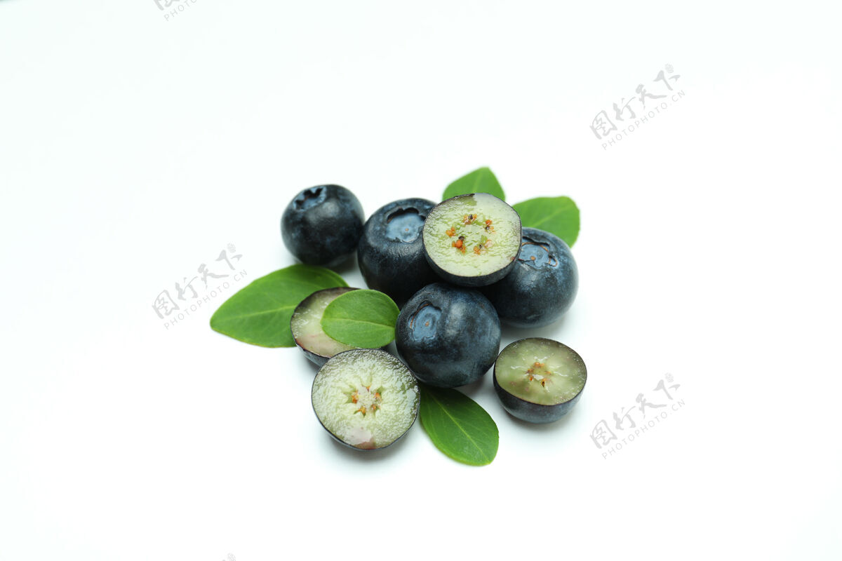 成熟新鲜的蓝莓 叶子是白色的饮食黑莓野生