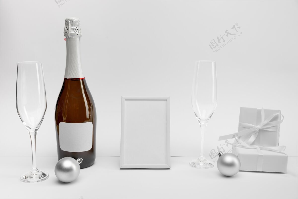 新年带模型的香槟瓶庆祝模型香槟