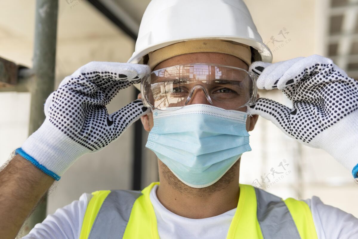 设备工地上戴安全眼镜的工人建筑工作男性