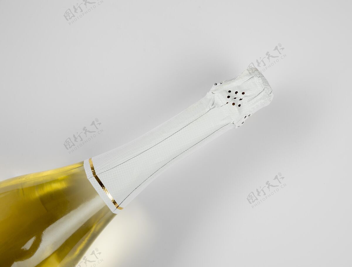 节日带模型的香槟瓶新年年香槟