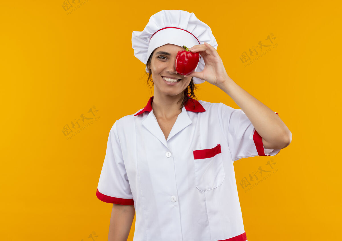 厨师面带微笑的年轻女厨师穿着厨师制服 用胡椒粉遮住眼睛 留有复印空间制服厨师封面