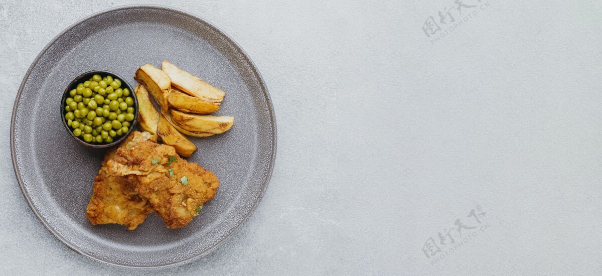 复制盘子上有豌豆的炸鱼薯条俯视图和复印空间餐空间英国菜