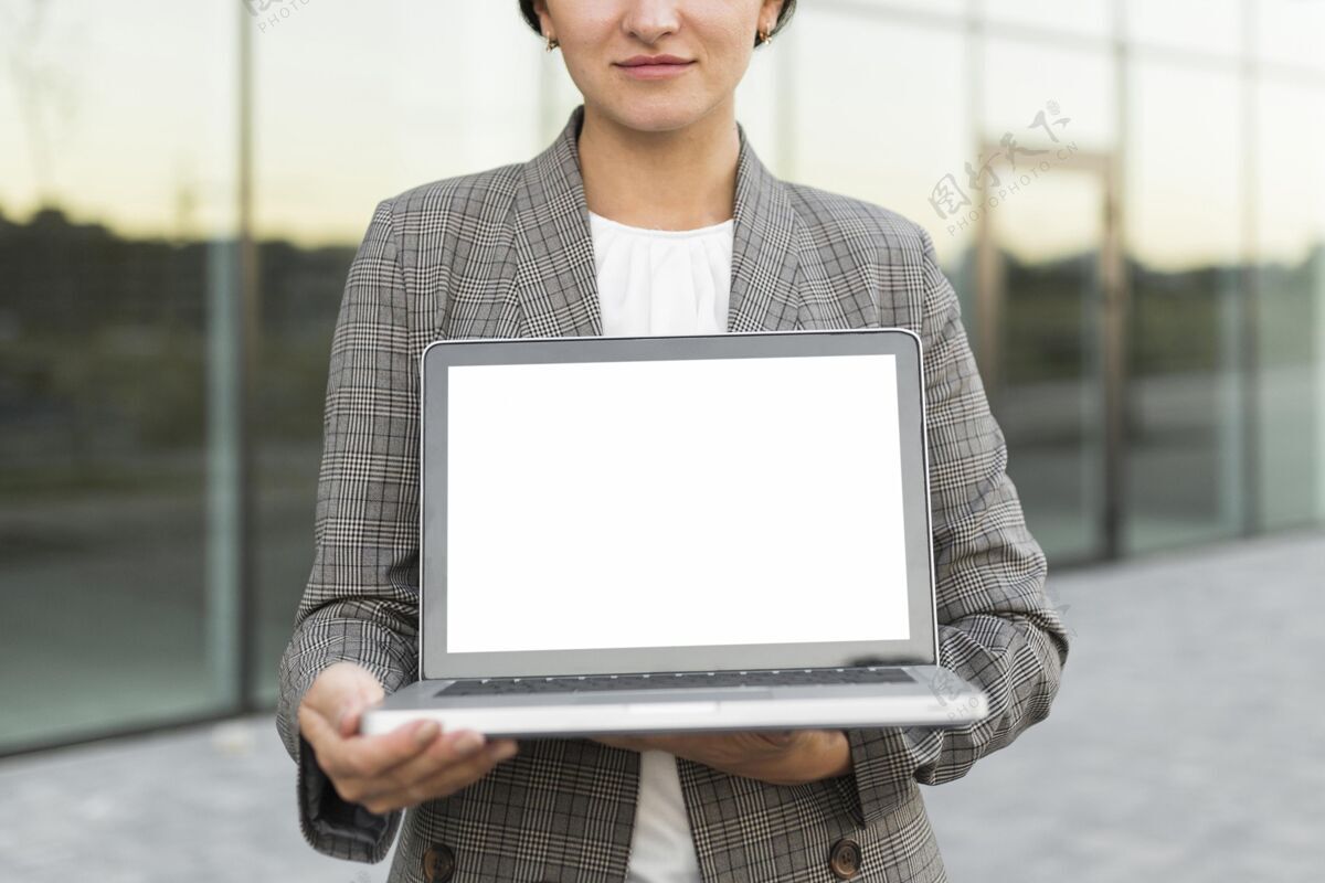 女人拿着模拟笔记本电脑工作的女人网络设备起来
